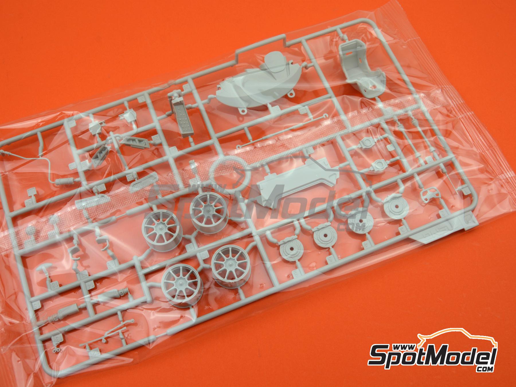 Meng Model CS-006: Car scale model kit 1/24 scale - Audi R8 LMS